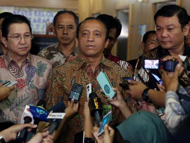 Sekjen Kementerian LHK, Bambang Hendroyono (tengah) bersama Kepala BRG, Nazir Foead (kanan) dan Presdir, PT Riau Andalan Pulp and Paper Tony Wenas memberikan keterangan pers usai rapat tertutup di Jakarta, Jumat (9/9). (Liputan6.com/Johan Tallo)