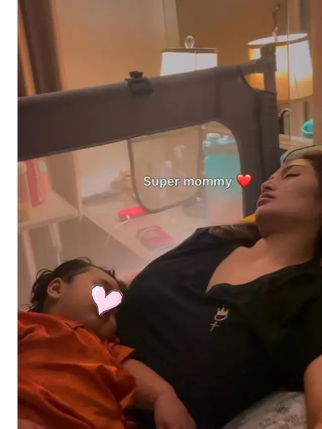 6 Momen Siti Badriah Tertidur dalam Posisi Duduk Demi Anak, Sikap Suami Tuai Pujian