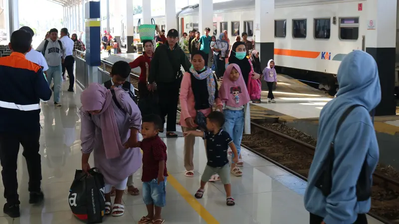 Para penumpang Kereta api di wilayah Daop 9 Jember bersiap akan menaiki kereta api (Istimewa)