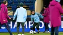 Para pemain Manchester City saat mengikuti sesi latihan jelang menghadapi Shakhtar Donetsk pada grup F Liga Champions. di Kharkiv, Ukraina (5/12). Pada pertandingan pertama City unggul 2-0. (AFP Photo/Genya Savilov)