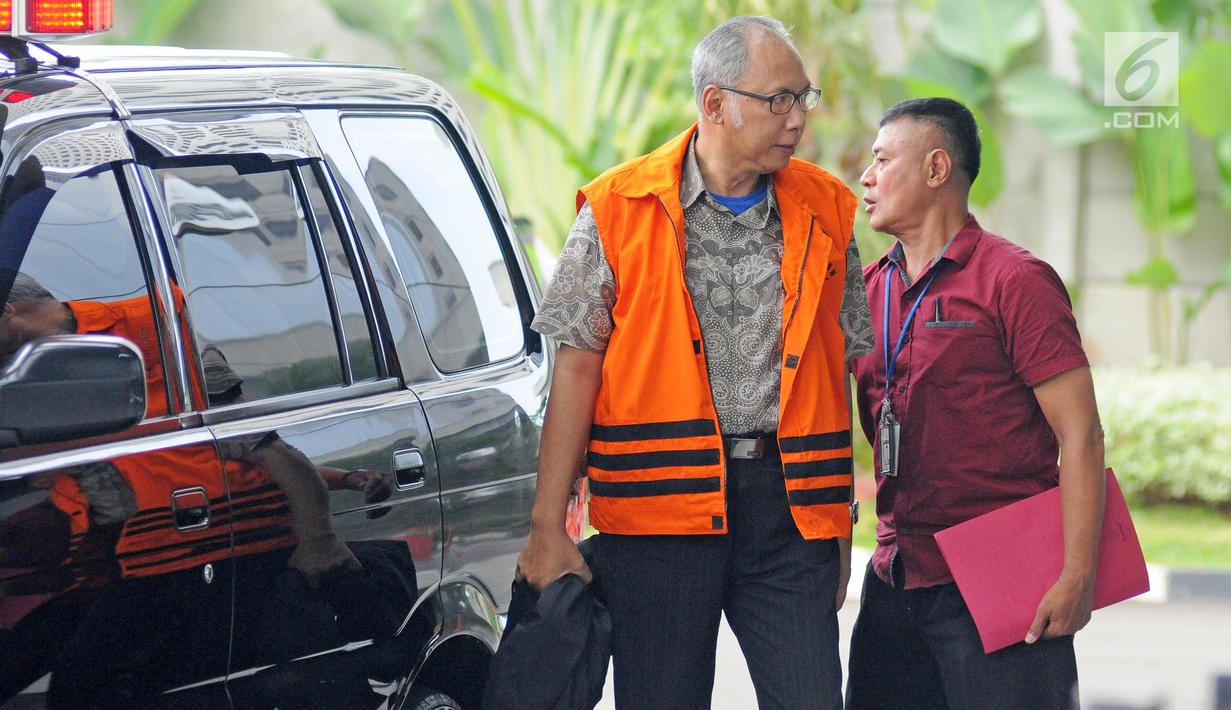 Dokter Bimanesh Sutarjo turun dari mobil saat akan menjalani pemeriksaan di Gedung KPK, Jakarta, Rabu (31/1). Bimanesh Sutarjo diperiksa terkait kasus hilangnya Setya Novanto. (Liputan6.com/Herman Zakharia)