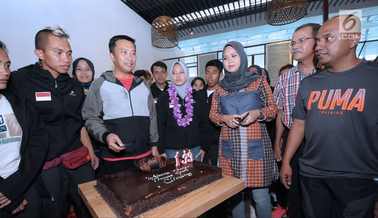 Menpora, Imam Nahrawi berbincang bersama tim panjat tebing Indonesia di Bandara Soetta, Tangerang, Rabu (16/5). Timnas sport climbing Indonesia sukses mempertahankan dominasi di kejuaraan panjat tebing dunia. (Liputan6.com/Helmi Fithriansyah)