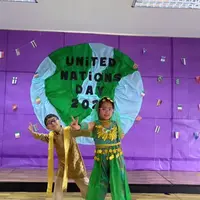 Ini merupakan potret Tatjana dan Dima yang sedang mengenakan baju India. Dalam akun Instagram pribadinya, Cynthia Lamusu memamerkan bahwa kegitan ini meurpakan acara sekolah untuk memperingati United National Day. [Foto: instagram.com/cynthia_lamusu]