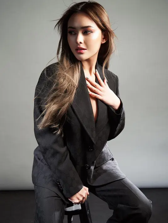 Amanda Manopo tampil sedikit lebih berani dengan mengenakan setelan blazer tanpa inner. [@winstongomez]