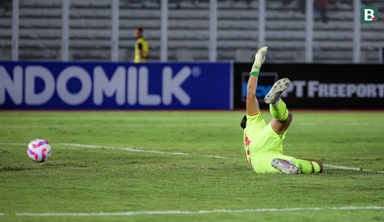 <p>Kiper Timnas Indonesia U-20, Ikram Algiffari gagal menghalau bola tendangan pemain Timor Leste, Luis Figo (tidak terlihat) pada laga Grup F Kualifikasi Piala Asia U-20 2025 di Stadion Madya, Senayan, Jakarta, Jumat (27/09/2024). (Bola.com/Bagaskara Lazuardi)</p>