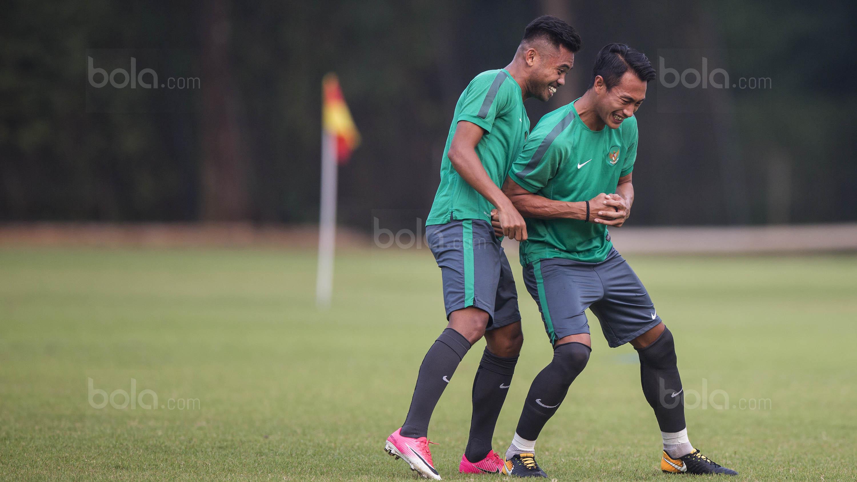 Pemain Timnas Indonesia U-22, Saddil Ramdani dan Hansamu Yama, bercanda saat latihan di Lapangan SPH Karawaci, Banten, Jumat (11/8/2017). Ini merupakan latihan terakhir sebelum berangkat ke Malaysia. (Bola.com/Vitalis Yogi Trisna)