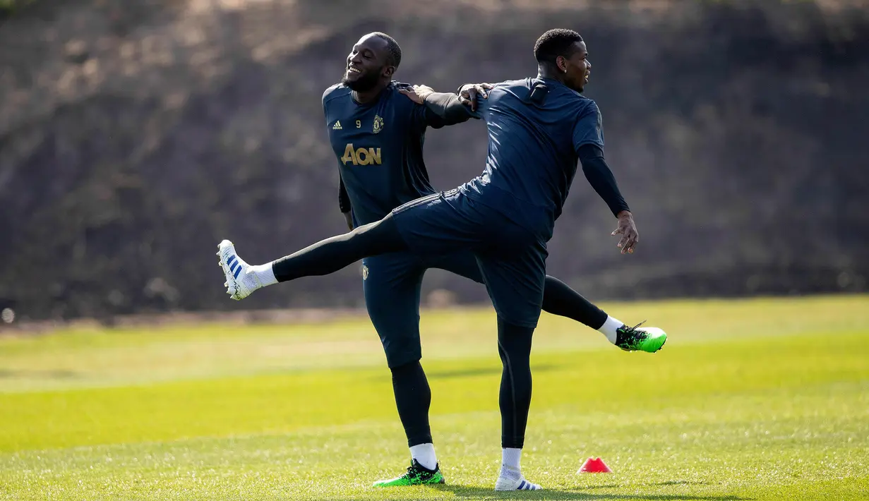 Pemain Manchester United (MU) Romelu Lukaku (kiri) dan Paul Pogba berlatih bersama jelang menghadapi Barcelona pada leg pertama perempat final Liga Champions 2018/2019 di Aon Training Complex, Manchester,Inggris, Selasa (9/4). MU siap menjamu Barcelona di Old Trafford. (Ian Hodgson/PA via AP)