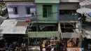 Petugas Satpol PP berjaga saat pembongkaran Pasar Karang Anyar, Jakarta Pusat, Rabu (16/9/2015). Pemprov DKI beralasan pembongkaran dilakukan karena para pedagang berjualan di atas saluran air. (Liputan6.com/Gempur M Surya)