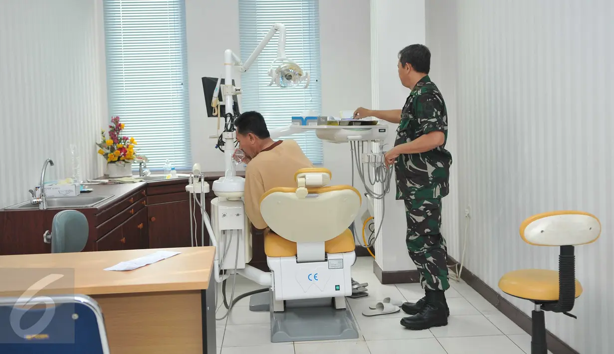 Seorang pasien melakukan pemeriksaan di poli gigi RSAL Mintohardjo, Jakarta, Rabu (21/9). KPUD DKI memilih RSAL Mintohardjo sebagai tempat uji kesehatan calon gubernur dan wakil gubernur di Pilkada DKI Jakarta 2017. (Liputan6.com/Gempur M Surya)
