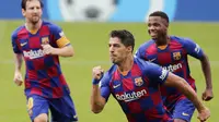 Striker Barcelona, Luis Suarez, melakukan selebrasi usai membobol gawang Celta Vigo pada laga La Liga di Stadion Balaidos, Sabtu (27/6/2020). Kedua tim bermain imbang 2-2. (AP/Lalo Villar)