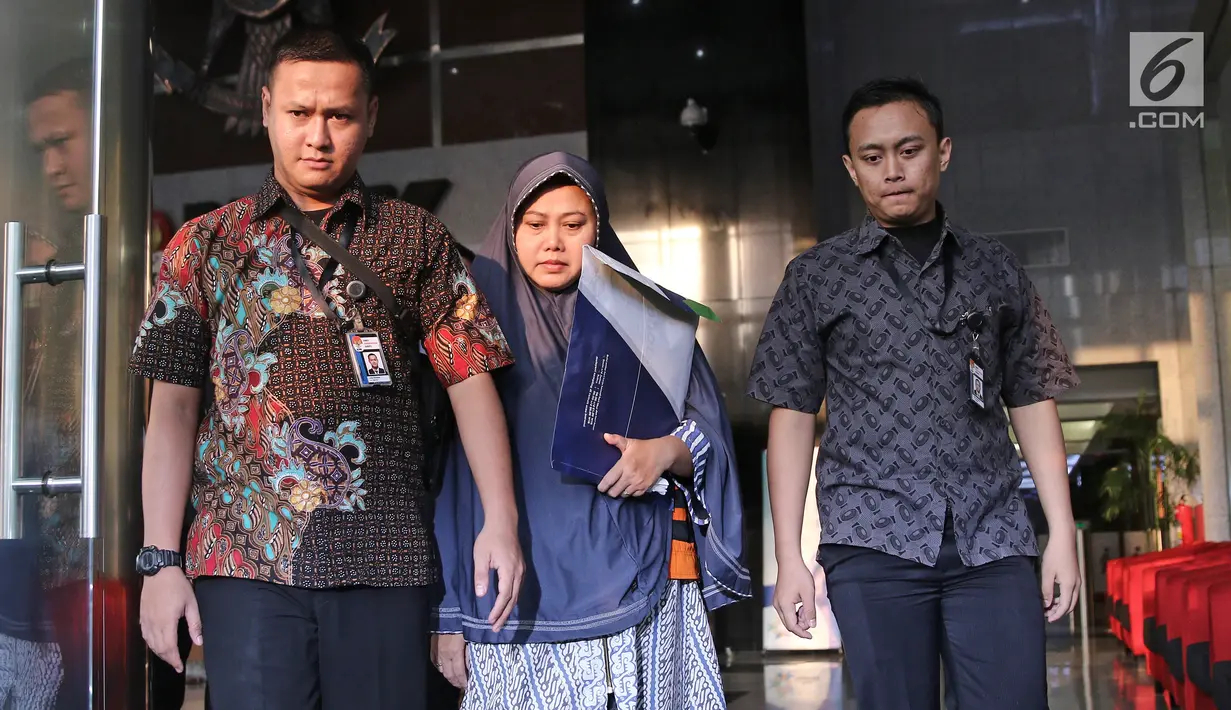 Anggota DPRD Kota Malang Sulik Lestyowati usai diperiksa KPK, Jakarta, Jumat (6/4). KPK menetapkan Sulik Lestyowati beserta Ketua DPRD Kota Malang Abdul Hakim dan tiga anggota DPRD Kota Malang lainnya sebagai tersangka. (Liputan6.com/Herman Zakharia)