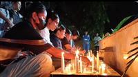 Ratusan Orang Muda Katolik (OMK) Katedral Maumere menggelar misa requem untuk mendoakan arwah Paus Fransiskus di Taman Doa Kristus Raja Maumere (Liputan6.com/Ola Keda)