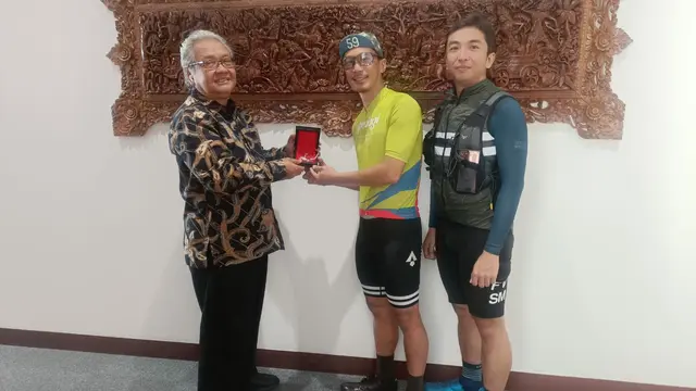 Dubes RI untuk Jepang Heri Akhmadi memberikan apresiai kepada pesepeda dari Indonesia di ajang Japanese Odyssey 2023.