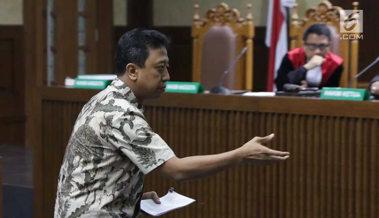 Terdakwa kasus dugaan suap jual-beli jabatan di lingkungan Kemenag, M Romahurmuziy saat menjalani sidang lanjutan di Pengadilan Tipikor, Jakarta, Senin (23/9/2019). Sidang beragendakan pembacaan eksepsi yang dibacakan terdakwa dan penasehat hukum terdakwa. (Liputan6.com/Helmi Fithriansyah)