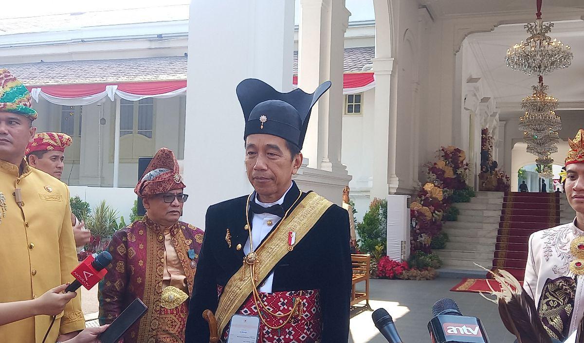 &rdquo;Boleh boleh saja dipakai Pak Jokowi, kan di Indonesia ini pak Jokowi merupakan panglima tertinggi angkatan bersenjata. Di Keraton pun kalau prajurit keluar, komandannya pakai songkok ini, songkok prajuritan namanya,&rdquo;