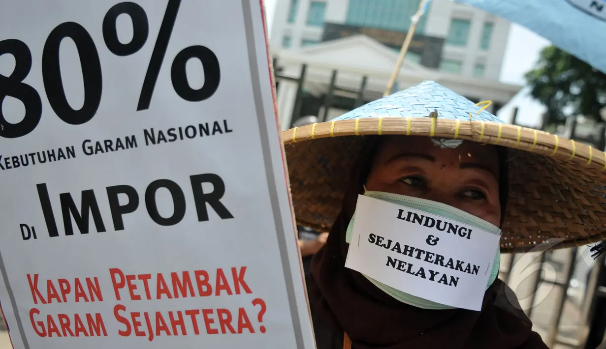 Koalisi Rakyat Untuk Keadilan Perikanan (KIARA) melakukan aksi di gedung Kementrian Kelautan dan Perikanan, Jakarta (6/4/2015). Mereka meminta pemerintah mencabut izin perusahaan perikanan dan memikirkan kesejahteraan nelayan. (Liputan6.com/Johan Tallo)