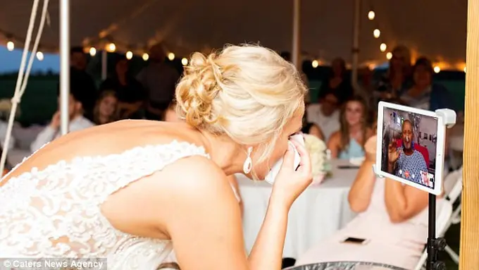 [Bintang] Cerita Haru di Balik Foto Seorang Pengantin yang Meminta Restu Ayahnya Lewat Video Call