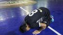Pemain Kerambah FC sujud syukur usai mengalahkan Al-Falah pada laga Grand Final Futsal Battle di Mall Taman Anggrek, Jakarta, Minggu (14/10). Kerambah FC juara melalui adu penalti. (Bola.com/Vitalis Yogi Trisna)
