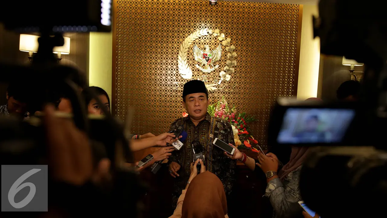 20160902- Ketua DPR Tunjukkan Surat Pergantian Kepala BIN-Jakarta-Johan Tallo