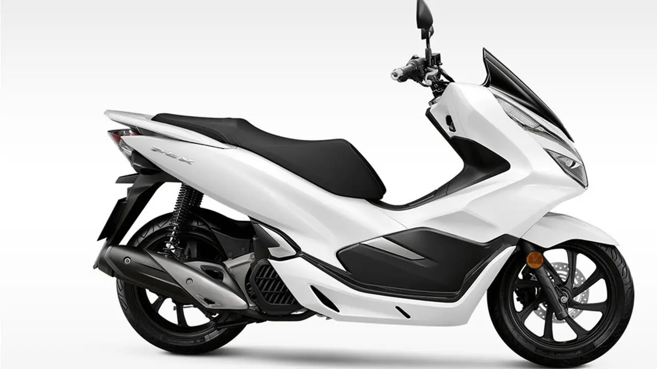 Ilustrasi sepeda motor berwarna putih (motortrade.com.ph)