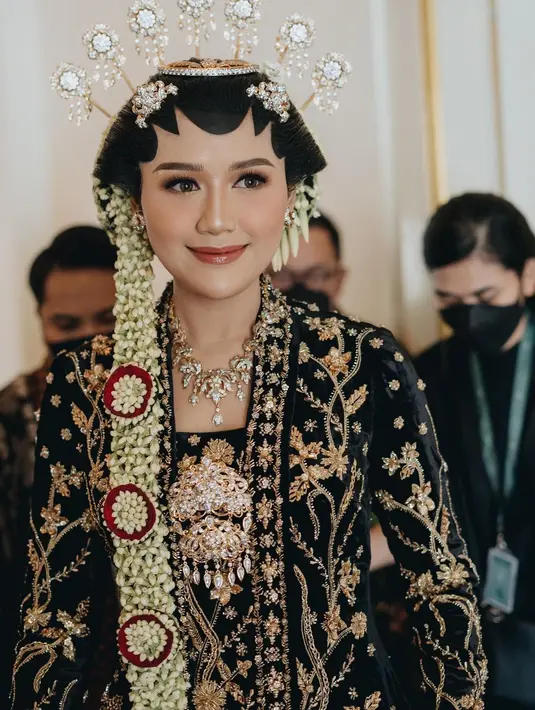 Melihat lagi penampilan megah Erina Gudono sebagai pengantin Jawa. Ia dibalut kebaya mewah rancangan Biyan berwarna hitam dengan payet-payet emas berkilauan yang menambah nuansa mewah pada keseluruhan penampilannya. [Foto: Instagram/erinagudono]