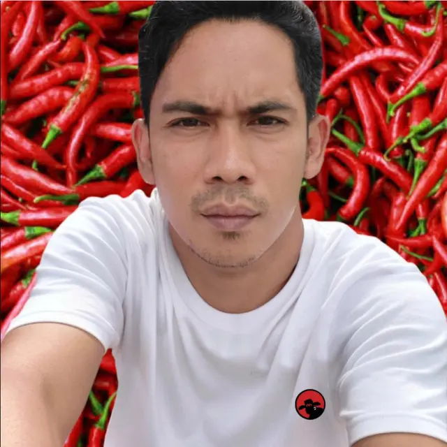 Pria Ini Minta Fotonya Diedit Background Merah, 6 Hasilnya Gagal Total
