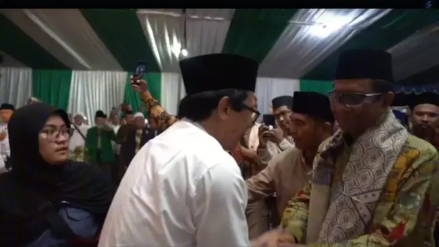 Menkopolhukam Mahfud MD bersama Pengasuh Pondok Pesantren (Ponpes) Al-Falah Karangharjo Silo Jember, Kiai Abdul Muqit Arief (Istimewa)