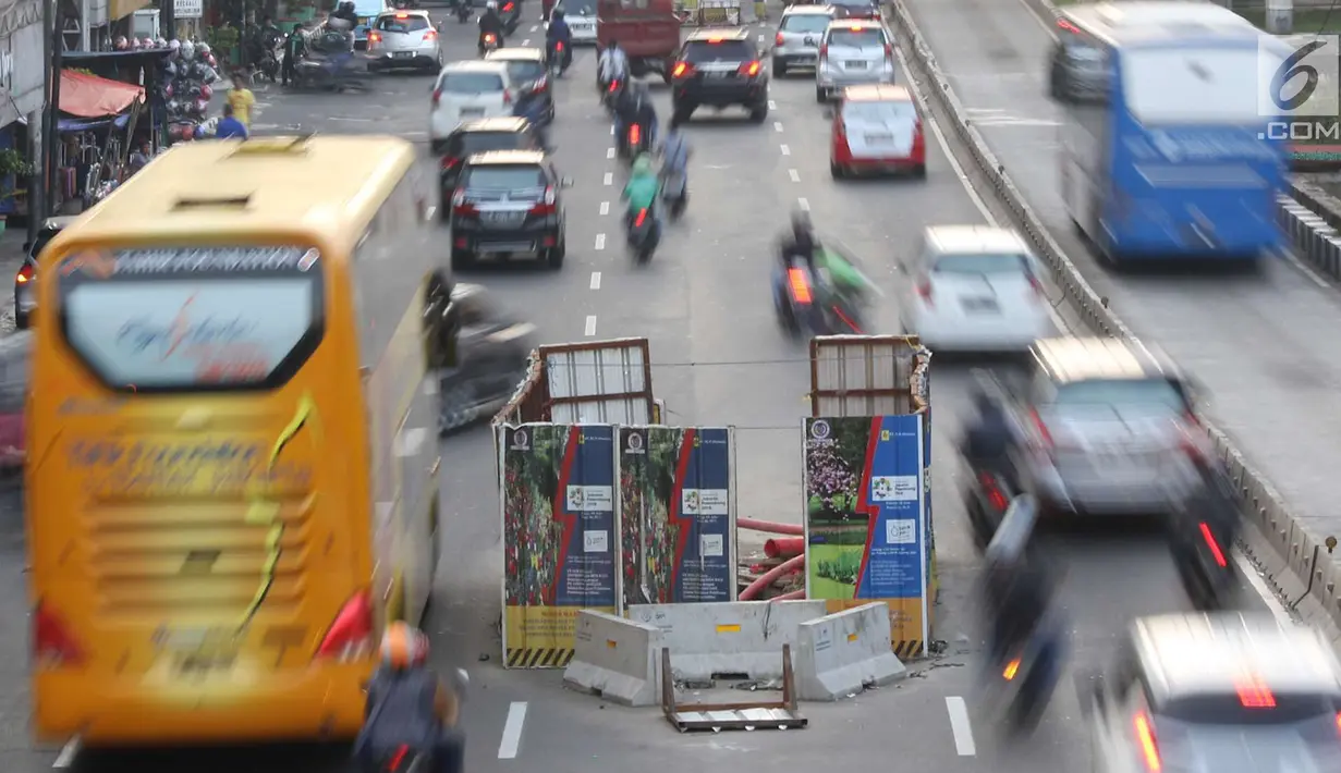 Kendaraan melintas di samping pengerjaan galian kabel bawah tanah di tengah Jalan Gajah Mada, Jakarta, Senin (11/6). Proyek yang dicanangkan Mei 2015 tersebut merupakan bagian dari proyek pembangkit listrik 35.000 MW. (Liputan6.com/Immanuel Antonius)