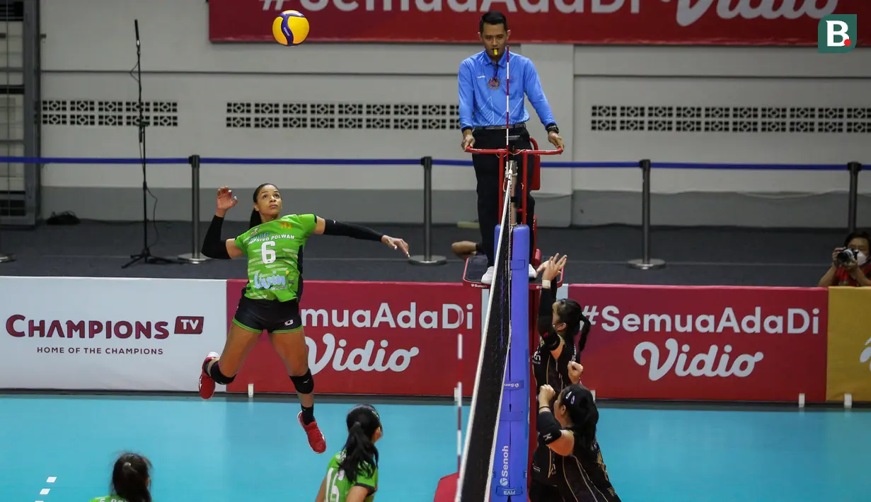 Pemain Jakarta Mandiri Popsivo Polwan, Gina Altagracia Mambru Casilla melepaskan spike saat perebutan tempat ketiga grand final PLN Mobile Proliga 2022 melawan Jakarta Pertamina Fastron di Padepokan Voli Jenderal Polisi Kunarto, Sentul, Sabtu (26/03/2022). (Bola.com/Bagaskara Lazuardi)