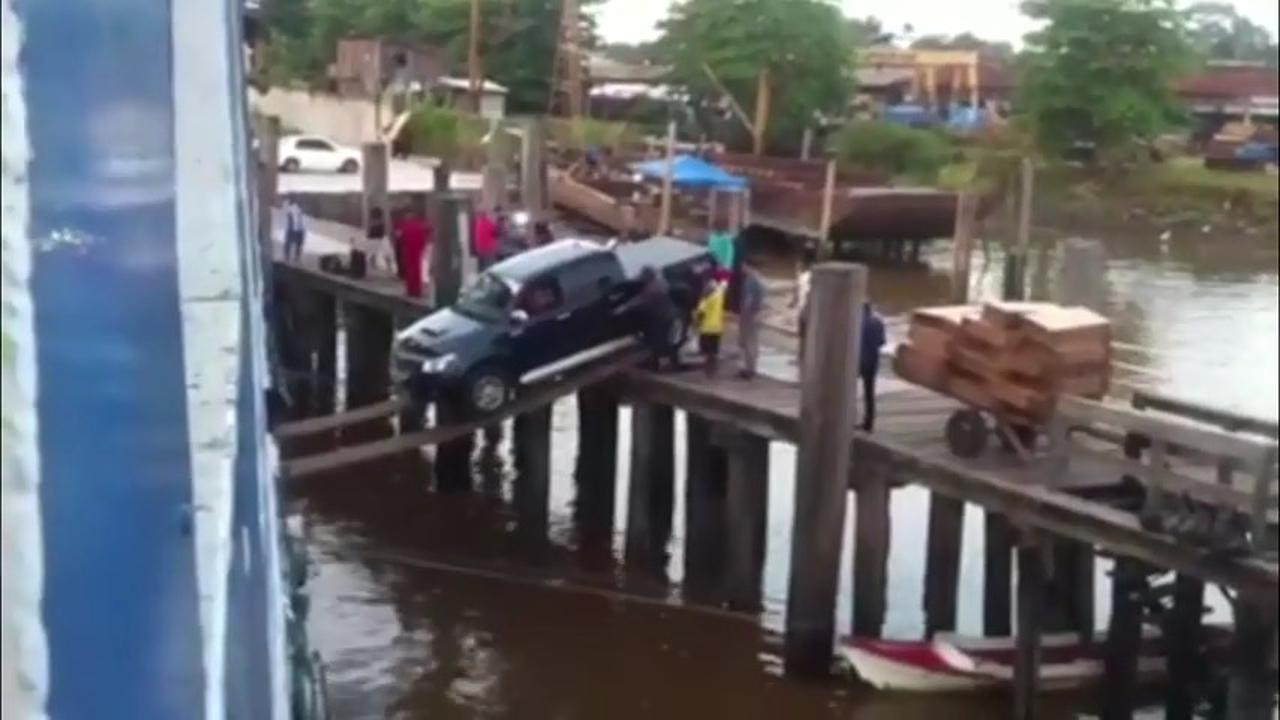 Mobil Nekat Masuki Lambung Kapal 