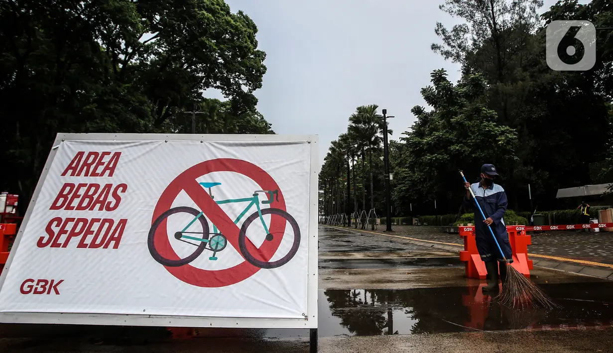 Sebuah spanduk bertuliskan “Area Bebas Sepeda” terlihat di ring road kompleks Gelora Bung Karno, Senayan, Jakarta, Jumat (6/11/2020). Selain membatasi sepeda, Manajemen GBK juga membatasi jumlah pengunjung maksimal sebanyak 1.000 orang. (Liputan6.com/Johan Tallo)