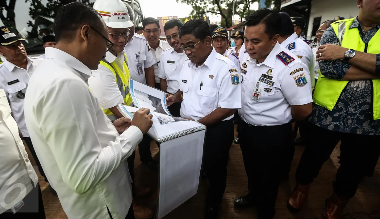 Plt Gubernur DKI Jakarta Sumarsono meninjau proyek pembangunan arena balap sepeda bertaraf internasional (velodrome) di Jakarta Timur, Rabu (1/2). Pembangunan velodrom itu disiapkan untuk perhelatan ajang Asian Games 2018. (Liputan6.com/Faizal Fanani)