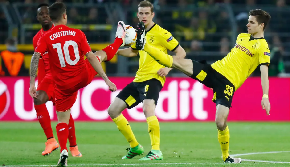 Gelandang Liverpool, Philippe Coutinho berebut bola dengan gelandang Borussia Dortmund, Julian Weigl pada Liga Europa di Stadion Signal Iduna Park, Jerman, Jumat (8/4). Dortmund bermain imbang dengan Liverpool dengan skor 1-1. (Reuters/Kai Pfaffenbach)