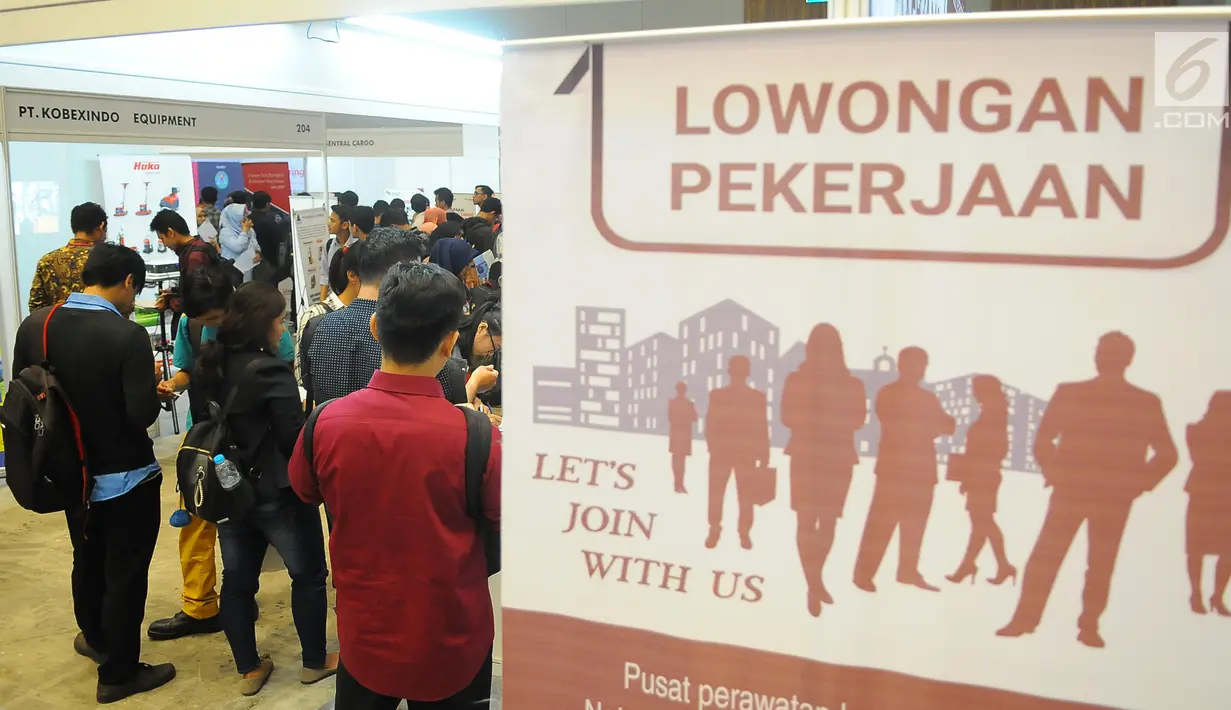 Pencari kerja mencari lowongan pekerjaan saat Talent Fest dan Bursa Kerja Nasional 2019 di JI-EXPO, Kemayoran, Jakarta, Jumat (23/2). Ajang yang digelar Kementerian Ketenagakerjaan ini berlangsung dua hari, 22-23 Maret 2019. (Liputan6.com/Angga Yuniar)