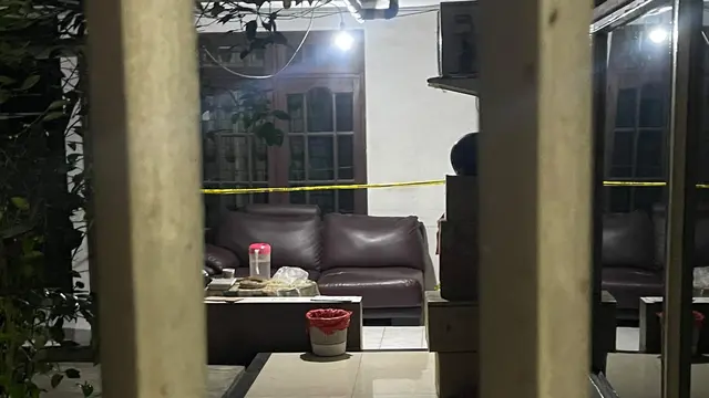 Garis polisi masih melintang di lokasi rumah korban perampokan, Sukamaju Baru, Tapos, Depok. (Liputan6.com/Dicky Agung Prihanto)
