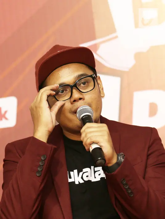 VP of Marketing Bukalapak Bayu Syerli saat jumpa pers Bukalapak dengan program Badai Ratusan Miliar di STUDIO 6 EMTEK CITY, Jakarta, Kamis (26/7). Program Badai Ratusan Miliar dapat dibuka di ponsel Android maupun iOS.  (Liputan6.com/Herman Zakharia)