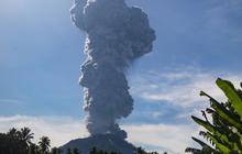 Gunung Ibu di Maluku Utara Meletus