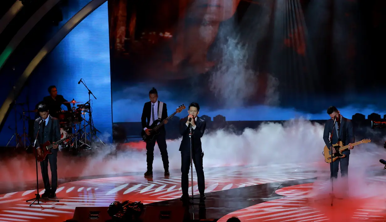 The Biggest Consert NOAH diramaikan oleh musisi senior, Titiek Puspa, Sam Bimbo, Koes Plus, Diana Nasution, Prilly Latuconsina serta DJ Angger Dimas dan The Dance Icon Indonesia. (Adrian Putra/Bintang.com)