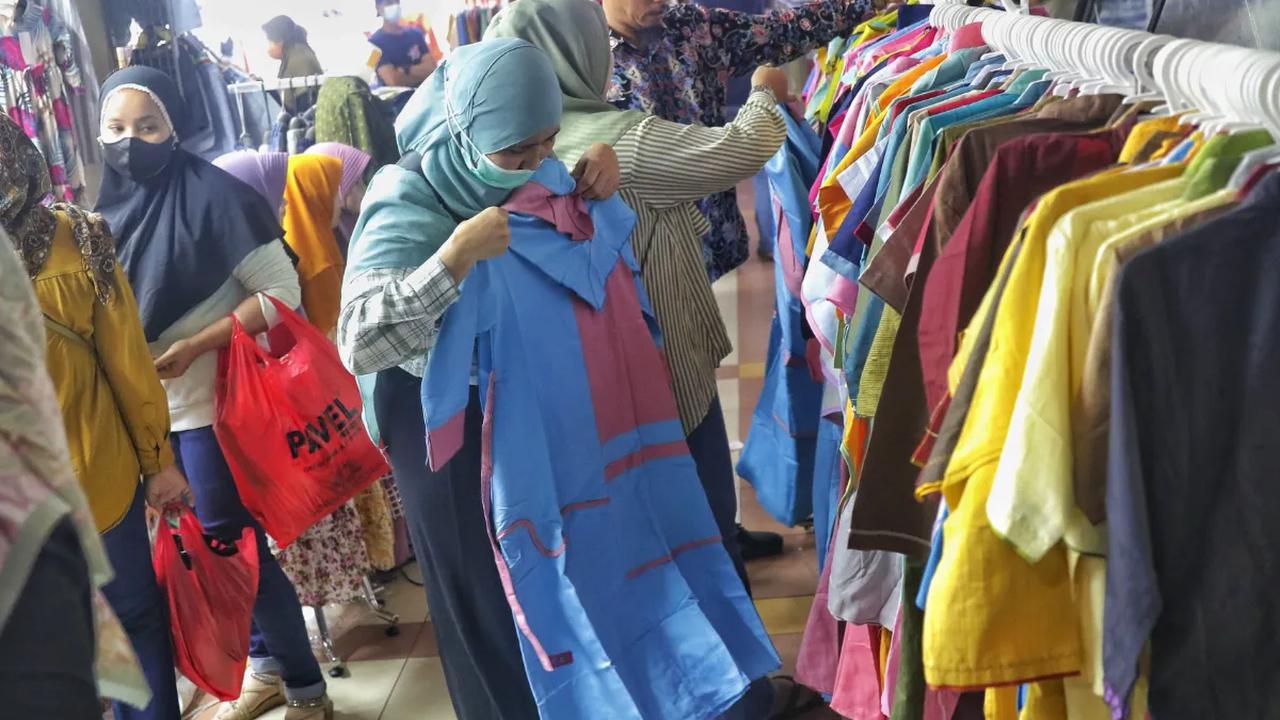 Membeli baju baru untuk Lebaran sudah menjadi tradisi setiap tahun masyarakat Indonesia.