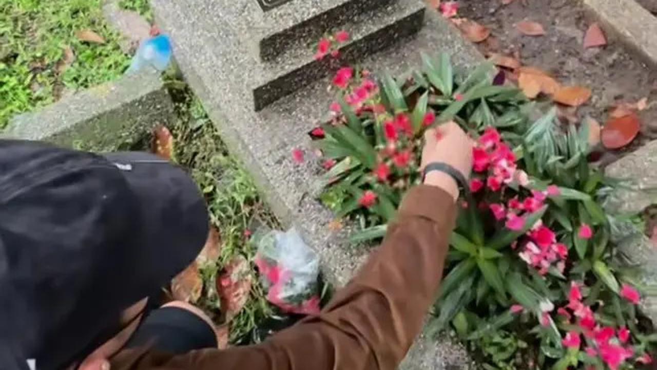 7 Potret Regina Phoenix Ajak Okin ke Makam Ibu, Jadi Orang Pertama Bukan dari Keluarga