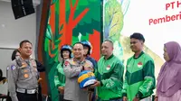 Kapolda Riau Dorong Keselamatan Inklusif, Serahkan Helm Disabilitas