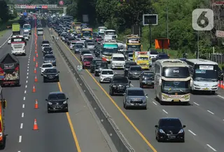 Suasana contraflow Tol Jakarta-Cikampek, Jawa Barat, Kamis (24/12/2020). Puncak arus lalu lintas keluar Jabodetabek via jalan tol diprediksi terjadi hari ini, Kamis (24/12). (Liputan6.com/Herman Zakharia)