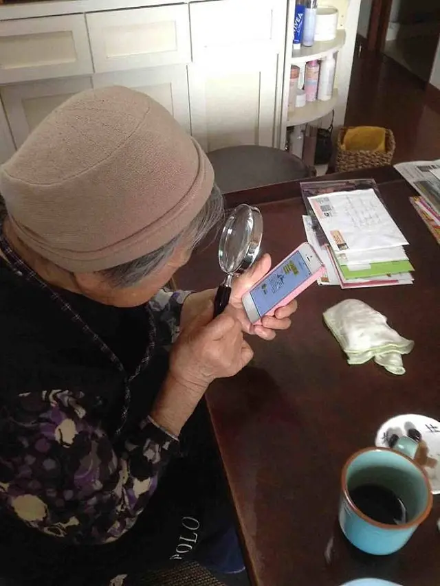 6 Kelakuan Nyeleneh Nenek Gaul Ini Bikin Geleng Kepala