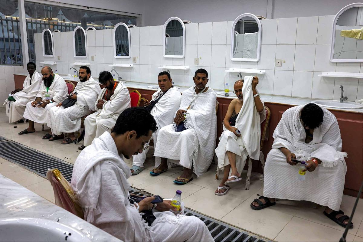 FOTO: Jemaah Haji Antri Potong Rambut di Barber Shop