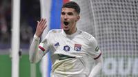 5. Houssem Aouar (Olympique Lyon) - Gelandang berusia 22 tahun ini tampil impresif bersama Lyon hingga mersakan babak semifinal Liga Champions di musim ini. Houssem Aouar mendapat nilai 7.55 dari penampilannya di Liga Champions 2019/2020. (AFP/Romain Lafabregue)