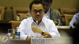Menteri ESDM, Sudirman Said saat mengikuti Rapat Kerja dengan Komisi VII DPR RI di Kompleks Parlemen, Senayan, Jakarta, Selasa  (12/4). Rapat tersebut membahas Update Perkembangan soal Blok Masela dan Blok Mahakam. (Liputan6.com/Johan Tallo)