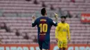 Pemain Barcelona, Lionel Messi merayakan golnya ke gawang Las Palmas pada pertandingan Liga Spanyol di Camp Nou, Senin (2/10) dini hari. Bermain tanpa suporter, Barcelona menang telak dengan skor 3-0. (AP/Manu Fernandez)