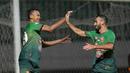 Pemain PS TNI, Sansan Husaeni dan rekannya Redouane Zerzouri (kanan) merayakan gol ke gawang Perseru Serui pada lanjutan Liga 1 2017 di Stadion Pakansari, Bogor (07/10/2017). PS TNI menang 2-1. (Bola.com/Nicklas Hanoatubun)