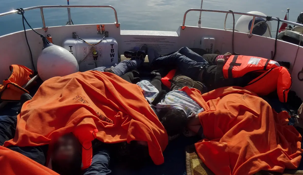 Mayat imigran yang ditemukan saat tenggelam di Laut Aegea, Turki, (8/2). Ada 35 imigran yang tenggelam dan ditemukan tewas. (STR / AFP)