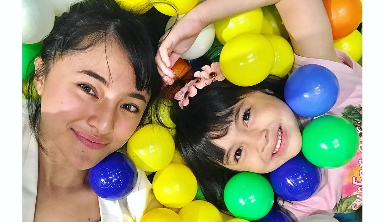 Pesinetron Marshanda mengungkapkan kebahagiaannya melalui Instagram. Kebahagiaan Marshanda bisa memberikan surprise kepada buah hatinya yang bertepatapan dengan hari jadi buah harinya, Sienna Ameerah Kasyafani. (Instagram/marshanda99)